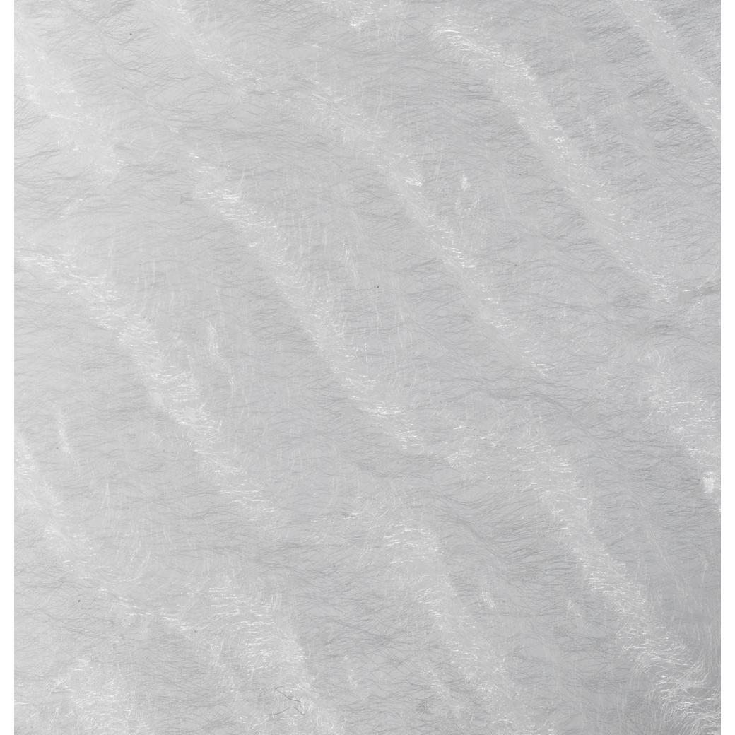 Nahaufnahme der strukturierten weißen Oberfläche der KleenGuard® A10 Leichte Haube von Kimberly-Clark GmbH, die feine Wellenlinien und faserige Muster zeigt, die für diese weiße Haube mit Gummizug (1000 Stück/Karton) typisch sind.