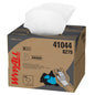 Una scatola di cartone marrone con la scritta "WypAll® X80 PowerClean - BRAG™ Box / Bianco - 1 Brag Box x 160 fogli | Cartone (1 scatola)" della Kimberly-Clark GmbH, con un panno bianco sulla parte superiore e immagini del prodotto per la pulizia industriale.