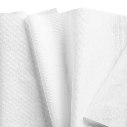 Diversi panni di pulizia WypAll® X80 PowerClean della Kimberly-Clark GmbH in bianco sono sovrapposti su uno sfondo semplice, con la loro superficie strutturata e i bordi taglienti che ricordano la pulizia industriale. 1 Brag Box x 160 panni/cartone.