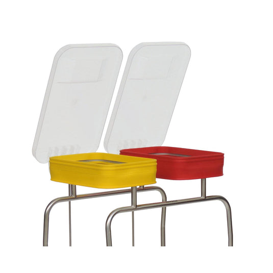 Due sedie in metallo con sedili imbottiti – una gialla e una rossa – presentano schienali inclinati in plastica trasparente che ricordano il coperchio in plastica Novocal con cerniera in plastica e chiusura ammortizzata Novocal, e sono disposte su uno sfondo sobrio.