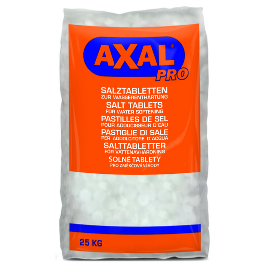 Un sacco da 25 kg di sale rigenerante AXAL PRO TABS - sale speciale per l'addolcimento dell'acqua di K+S Minerals and Agriculture GmbH è confezionato in un arancione brillante e presenta testo multilingue, comprese etichette in tedesco, inglese e francese. Questo sale rigenerante è ideale per l'addolcimento efficiente dell'acqua nella vostra casa o azienda.