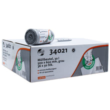 Eine Schachtel grauer DEISS First Plus Pcr Müllbeutel, auf der eine Rolle abgebildet ist, ist mit den Angaben 30 Liter und 500 x 600 mm groß. Sie enthält 36 Rollen mit jeweils 50 Beuteln. Die Schachtel ist mit den Markenlogos der EMIL DEISS KG (GmbH + Co.) und einem „Easy Open“-Symbol versehen, das auf die Zusammensetzung von 40 % Post-Consumer-Rezyklat hinweist und somit eine klimaneutrale Wahl darstellt.