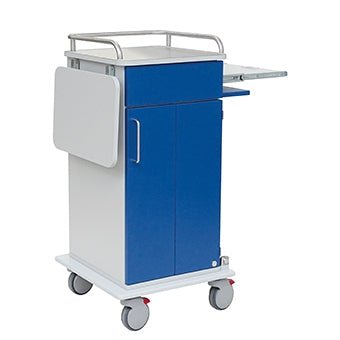 Il carrello per laptop Novocal è blu-bianco e dispone di due grandi porte, un vano per laptop estraibile lateralmente, un ripiano laterale pieghevole, quattro ruote e guide metalliche superiori - ideale per la conservazione mobile nel settore sanitario.