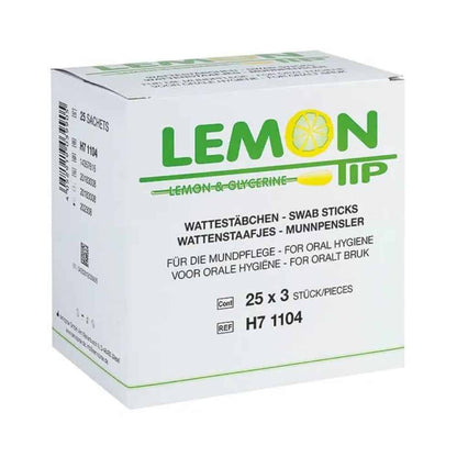 Esposta è una confezione di bastoncini per l'igiene orale Lemon Tip della Servoprax GmbH. Sull'etichetta è scritto in diverse lingue "Per l'igiene orale" e "Cura orale". Questo prodotto per l'igiene orale è composto da 25 confezioni con 3 bastoncini ciascuna, per un totale di 75 pezzi per confezione. Il numero di riferimento del prodotto è H7 1104.