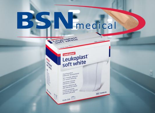 Il cerotto bianco morbido di Leukoplast davanti a uno sfondo clinico