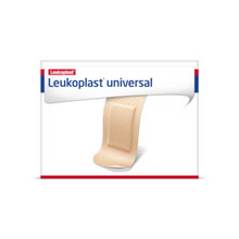 Die Leukoplast® Universal Strips Wundpflaster-Box der BSN Medical GmbH zeigt auf der Vorderseite ein einzelnes beiges Heftpflaster. Das Design besteht aus einem weißen Hintergrund mit roten und blauen Akzenten und dem Markennamen oben. Diese Heftpflaster sind wasser- und schmutzabweisend und bieten zuverlässigen Schutz.