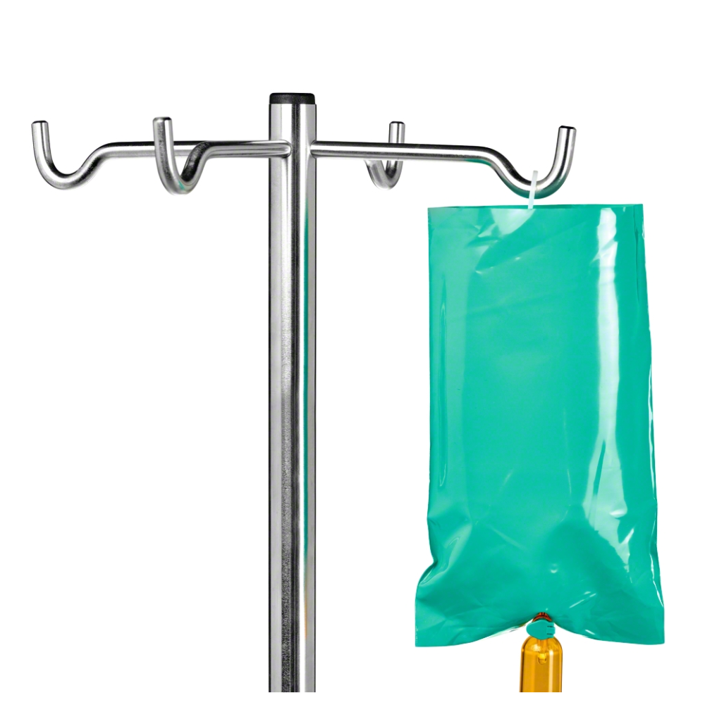 È raffigurato un supporto per infusione in metallo con diversi ganci, uno dei quali tiene una copertura protettiva dalla luce B. Braun parzialmente visibile per Ecoflac® plus Green Bag. La montatura è semplicemente bianca, ideale per l'assistenza medica con soluzioni fotosensibili.