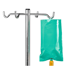 È raffigurato un supporto per infusione in metallo con diversi ganci, uno dei quali tiene una copertura protettiva dalla luce B. Braun parzialmente visibile per Ecoflac® plus Green Bag. La montatura è semplicemente bianca, ideale per l'assistenza medica con soluzioni fotosensibili.