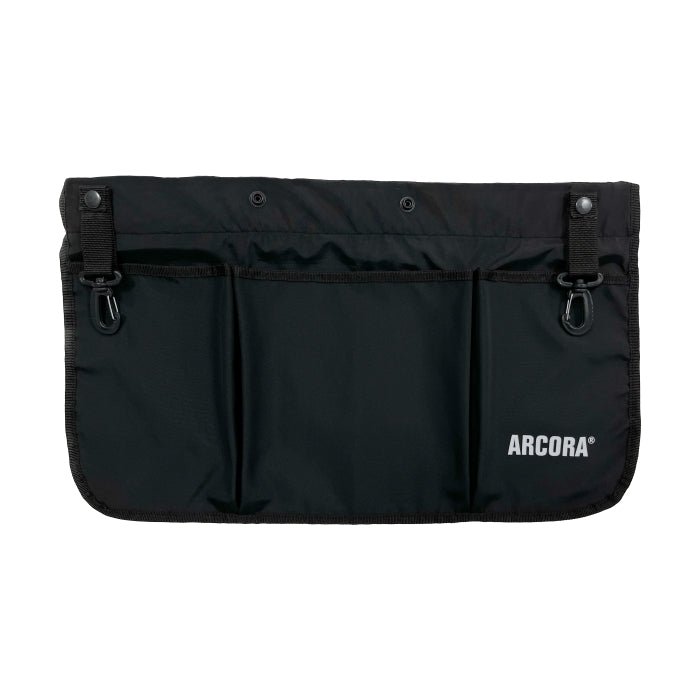 La borsa da lavoro Arcora Multi Tool Belt con cintura nera di Arcora International GmbH è una borsa in tessuto nero con tre tasche frontali, due cinghie regolabili in alto e la scritta "ARCORA" in bianco in basso a destra.
