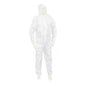 Una persona indossa una tuta protettiva bianca Meditrade Suavel® Yeti con cappuccio, che copre completamente il corpo, e si trova davanti a uno sfondo bianco. La tuta appare leggera e progettata per la sicurezza.