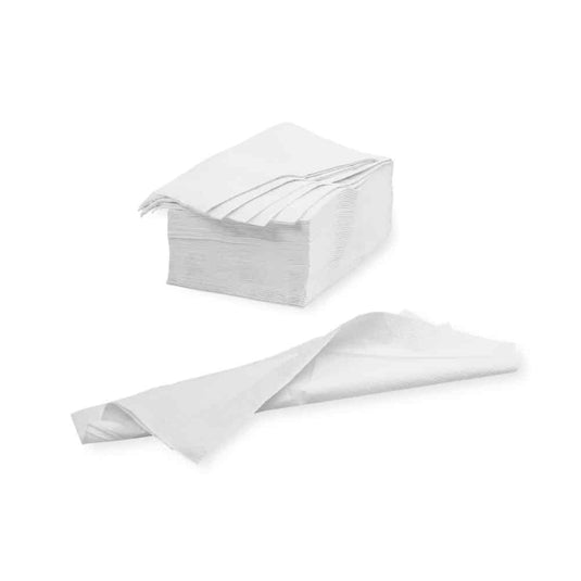 Si vede una pila di salviette bianche piegate Meditrade - 39 x 30 cm | Scatola (20 confezioni) della Meditrade GmbH su uno sfondo bianco semplice. Una salvietta è aperta e giace davanti alla pila, in modo da mostrarne le dimensioni complete e sottolinearne la composizione in cellulosa di alta qualità.