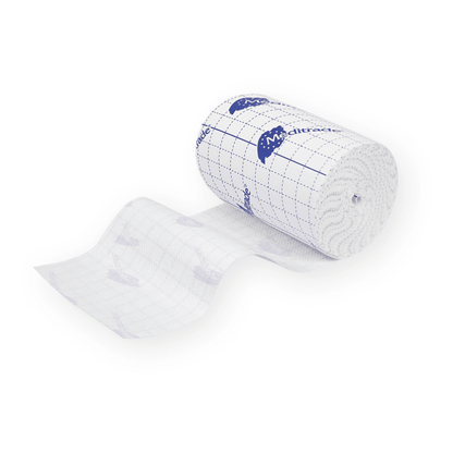 Un rotolo di nastro medico bianco con la scritta "Meditrade ABE® Fixiervlies, autoadesivo", parzialmente srotolato. Il nastro, progettato per pelli sensibili, presenta un motivo a griglia e loghi stampati in blu ed è perfetto per il fissaggio delle bende.