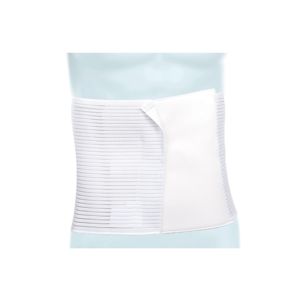 Una fascia addominale postoperatoria bianca Meditrade ABE® con elastici e chiusura in velcro, raffigurata su sfondo azzurro.