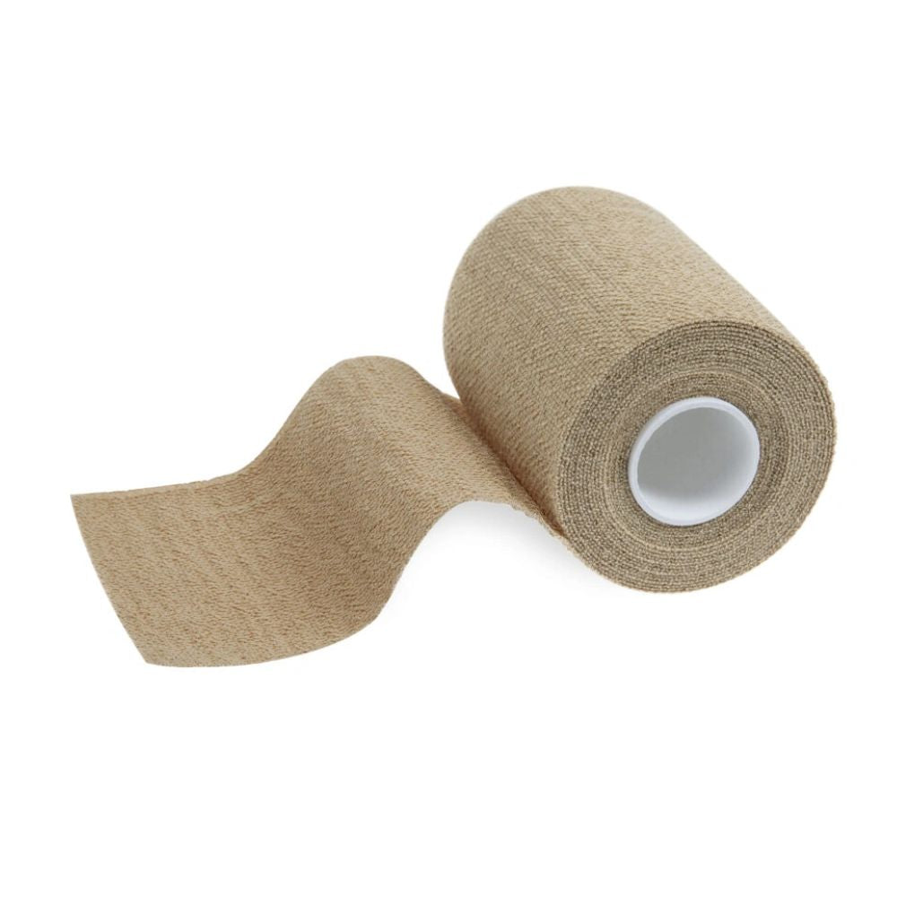 Un rotolo di nastro adesivo beige autoadesivo, come la benda a corto raggio Meditrade ABE® extra coesivo della Meditrade GmbH, viene parzialmente srotolato per rivelarne la consistenza. Con un nucleo cilindrico bianco visibile, questo nastro adesivo versatile è perfetto per applicazioni mediche o sportive.
