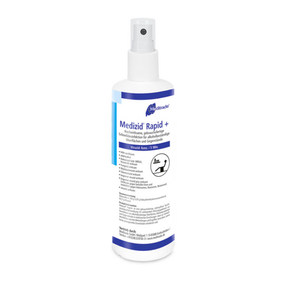 Una bottiglia spray in plastica bianca con l'etichetta "Meditrade Medizid Rapid+" di Meditrade GmbH su uno sfondo semplice, con testo blu e simboli relativi alla salute, che indicano un disinfettante medico per disinfezione rapida.