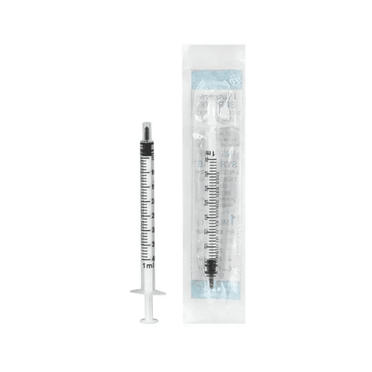 Viene mostrata una siringa per insulina Mediware da 1 ml della Servoprax GmbH accanto alla sua confezione. La siringa presenta un cilindro trasparente con indicatori di misurazione neri, tra cui le divisioni U 40, e uno stantuffo nero. Sulla confezione trasparente è visibile un testo che mette in evidenza il raccordo Luer, che consente un facile collegamento.