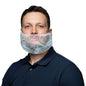 Un uomo con una polo scura e una barba trasparente di tessuto non tessuto fissata al viso (maschera per barba NITRAS grande) guarda direttamente nella fotocamera su uno sfondo chiaro.