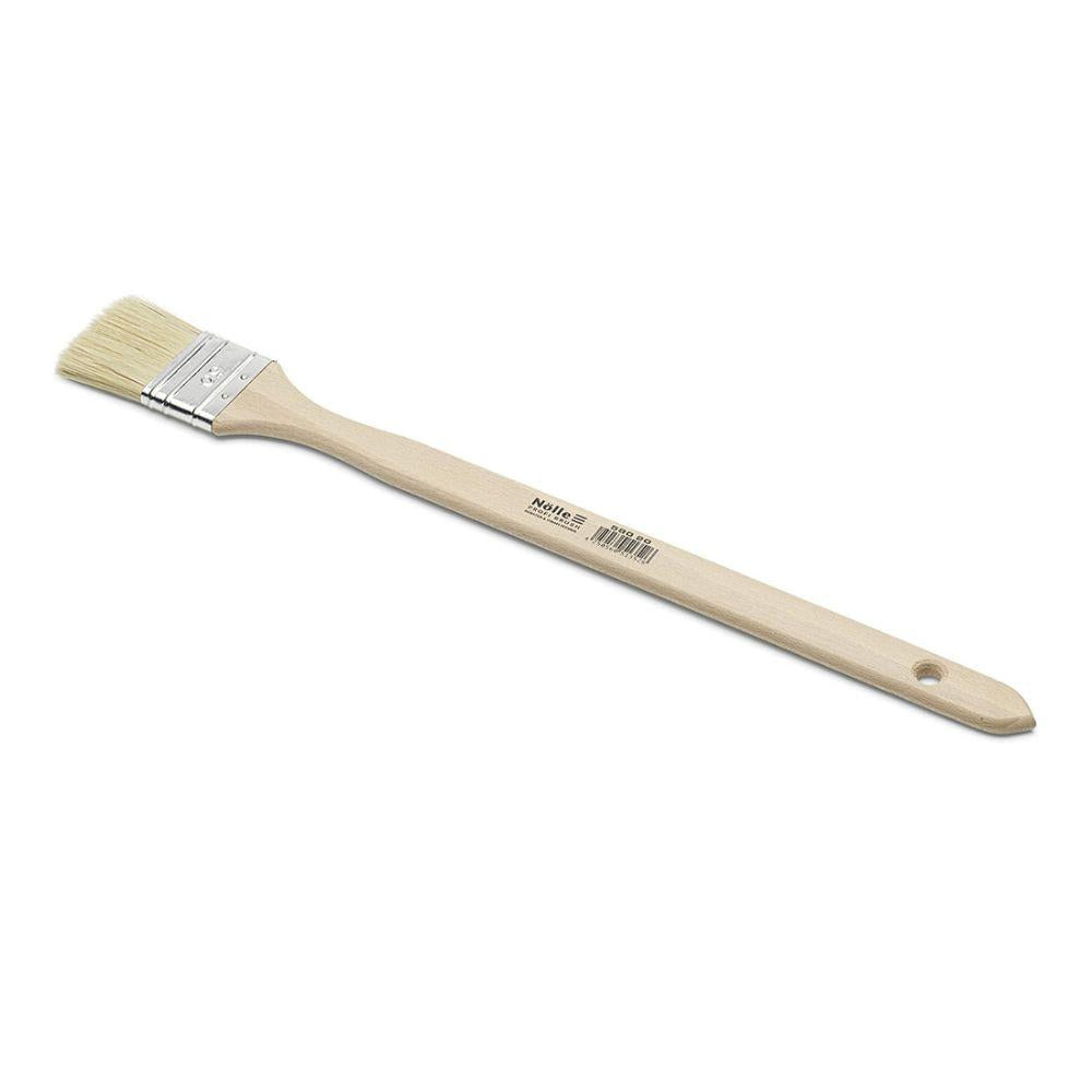 Il pennello per radiatori Nölle Profi Brush dispone di un lungo manico in legno con un piccolo foro per appendere, setole naturali chiare e una ghiera in metallo, tutto realizzato nell'artigianato di Nölle Profi Brush Bürsten- & Pinseltechnik e.K.