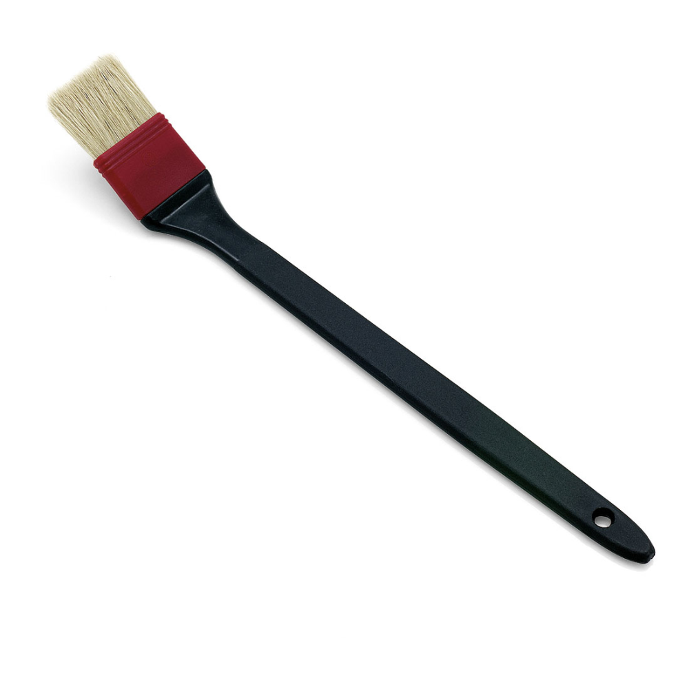 Un pennello professionale Nölle Brush per radiatori industriali con manico nero, setole cinesi beige e ghiera in plastica rossa. Il manico ha un foro per appendere ed è raffigurato in diagonale su sfondo bianco.