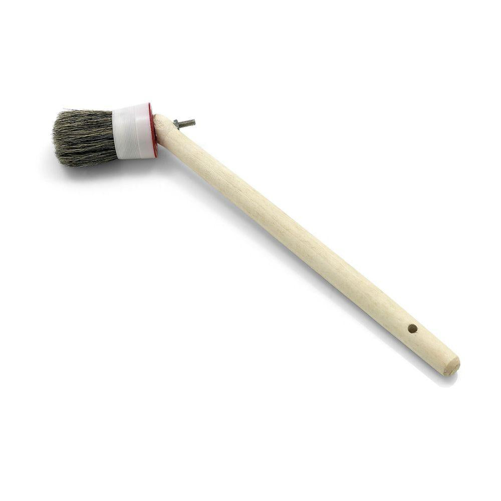 Il pennello angolare industriale Nölle Profi Brush ha una lunghezza delle setole grigia di 65 mm su un lungo manico in legno, fissato con una fascia metallica e un perno per la qualità artigianale. Un foro nel manico consente una facile conservazione, ideale per lavori di pittura precisi.