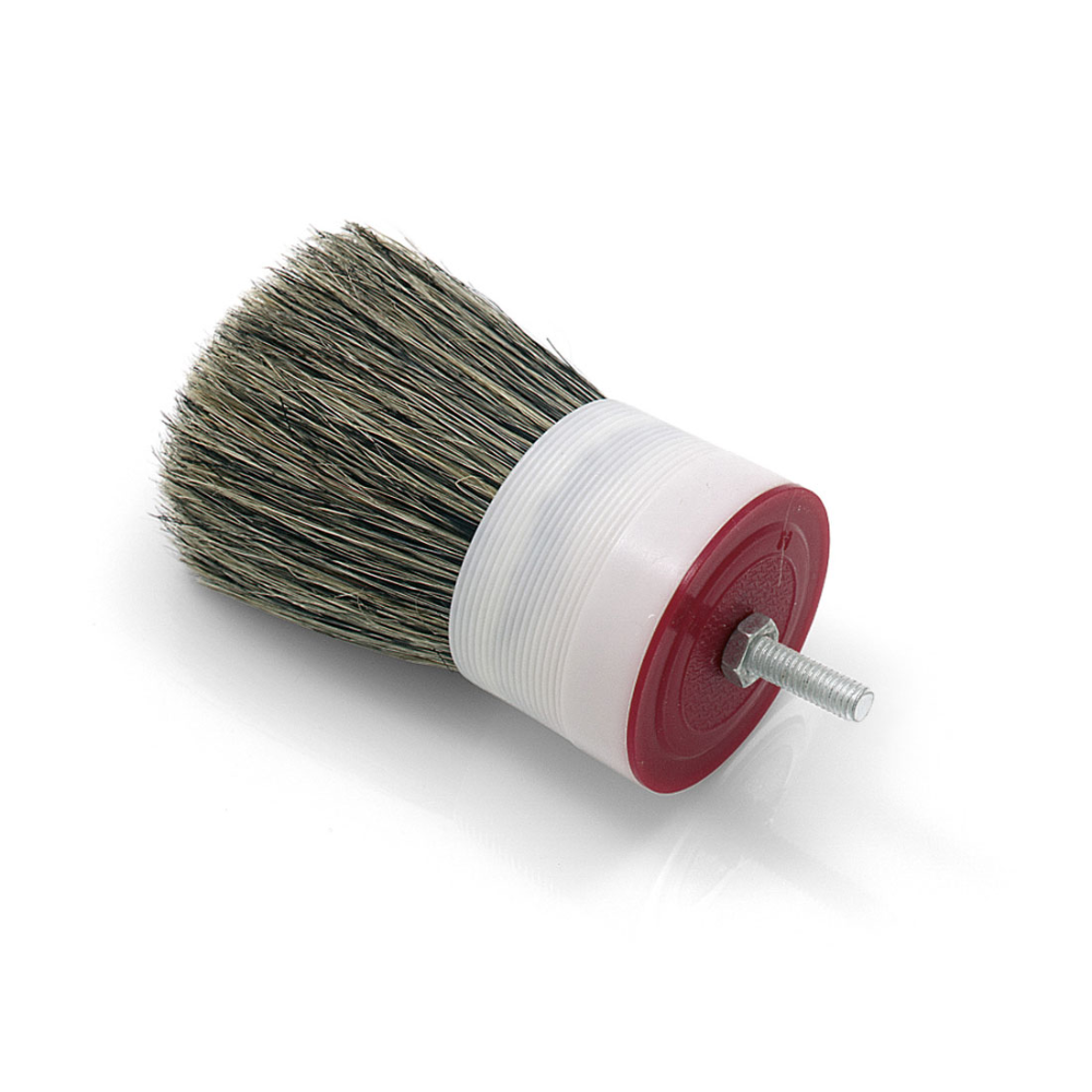 La testina del pennello angolare Nölle Profi Brush per l'industria presenta un design rotondo e maneggevole con una densa miscela di setole grigie e un manico in plastica rosso-bianco, completo di un'asta metallica filettata per lavori di pittura dettagliati.