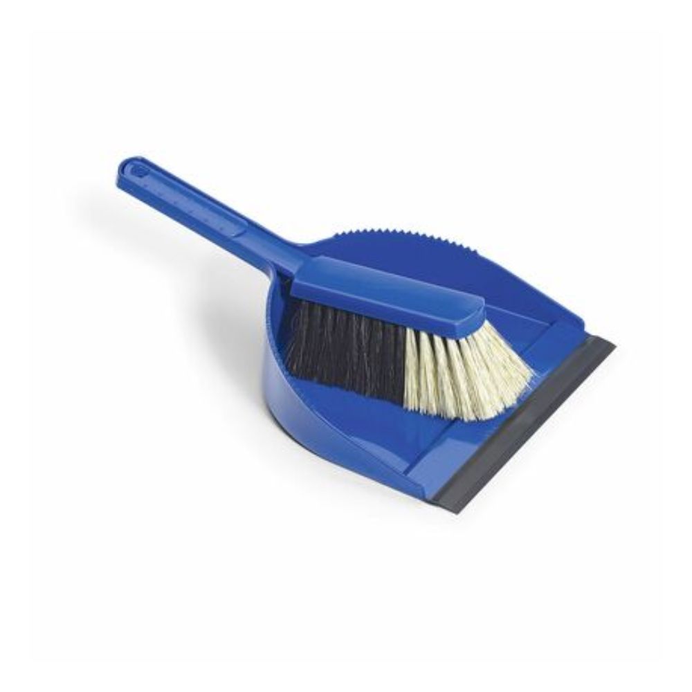 Su di essa c'è un set Nölle Profi Brush Kehrgarnitur blu con pennello abbinato con manico blu e setole sintetiche bianche e nere. Il set di Nölle Profi Brush Bürsten- & Pinseltechnik e.K. dispone di un bordo in TPE per una presa migliore.