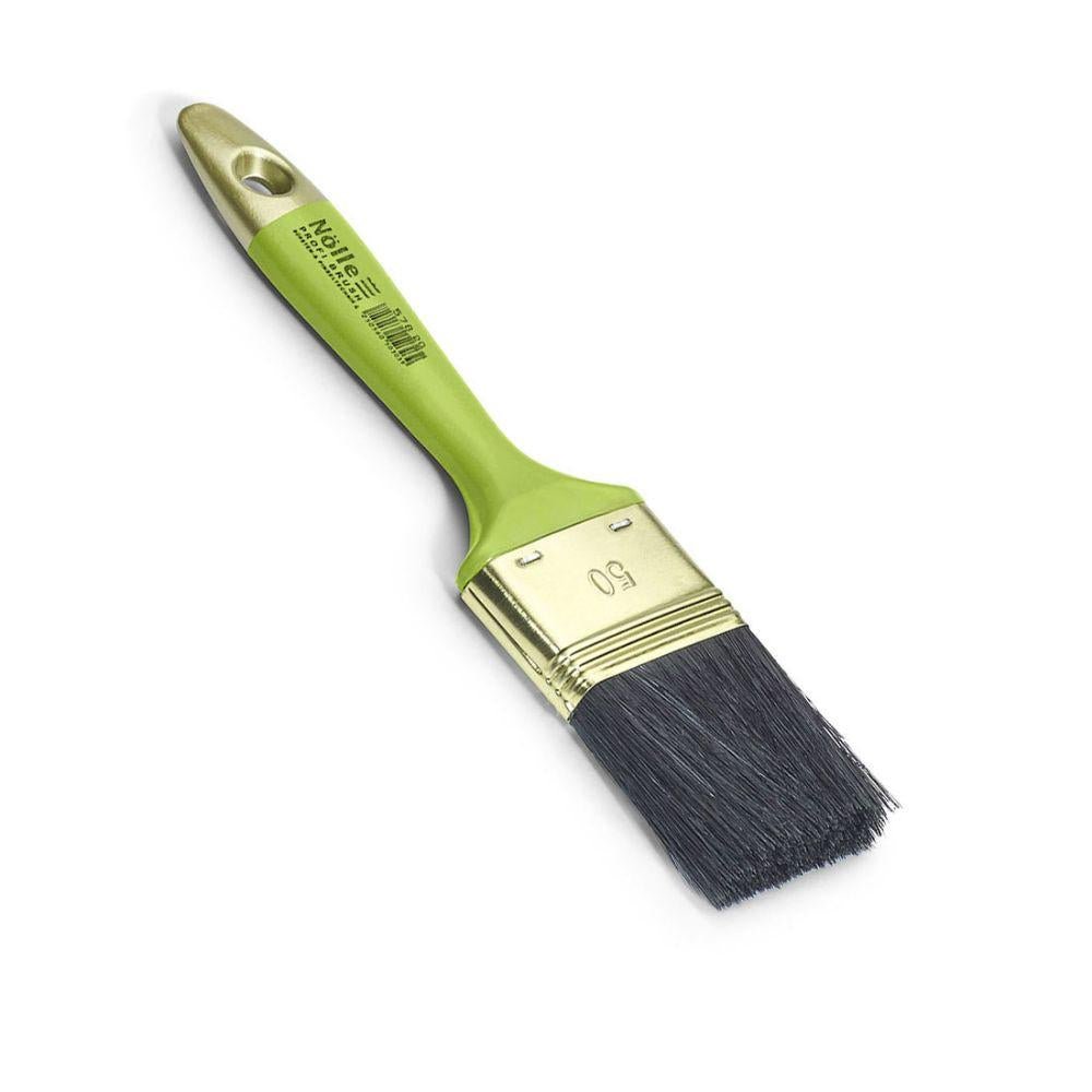 Il pennello per verniciatura Nölle Profi Brush 7 ha un manico verde, una miscela di setole nere e una ghiera in ottone. Ideale per lavori di verniciatura, inclusi vari marchi e numeri, oltre a un foro all'estremità del manico per un facile appeso.