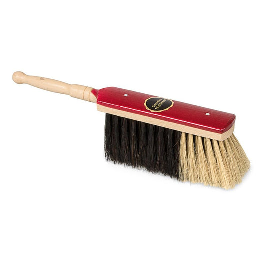 Presentiamo la spazzola manuale Nölle Profi Brush Stubenhandfeger Rossschweifhaar di Nölle Profi Brush Bürsten- & Pinseltechnik e.K. - uno strumento di 30 cm con proprietà di legatura della polvere, con setole di crine di cavallo nere e beige su un blocco rosso e un manico in legno chiaro con estremità arrotondata.