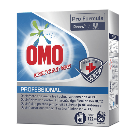 È esposta una confezione di Omo Professional Disinfectant Plus, detersivo disinfettante (8550 g) prodotto da Diversey Deutschland GmbH & Co. OHG. La confezione sottolinea l’efficacia nella rimozione delle macchie ostinate a 40 °C e riporta i loghi di Unilever e Diversey, oltre alle istruzioni per l’uso.