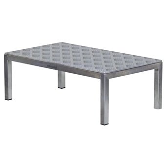 Il Novocal OP-Tritt 1 è una robusta piattaforma in metallo (600 x 350 x 250 mm) con quattro gambe e una piastra diamantata, dotata di una maniglia di supporto - ideale per l'uso chirurgico in sala operatoria. Viene fornito come un pezzo per confezione.