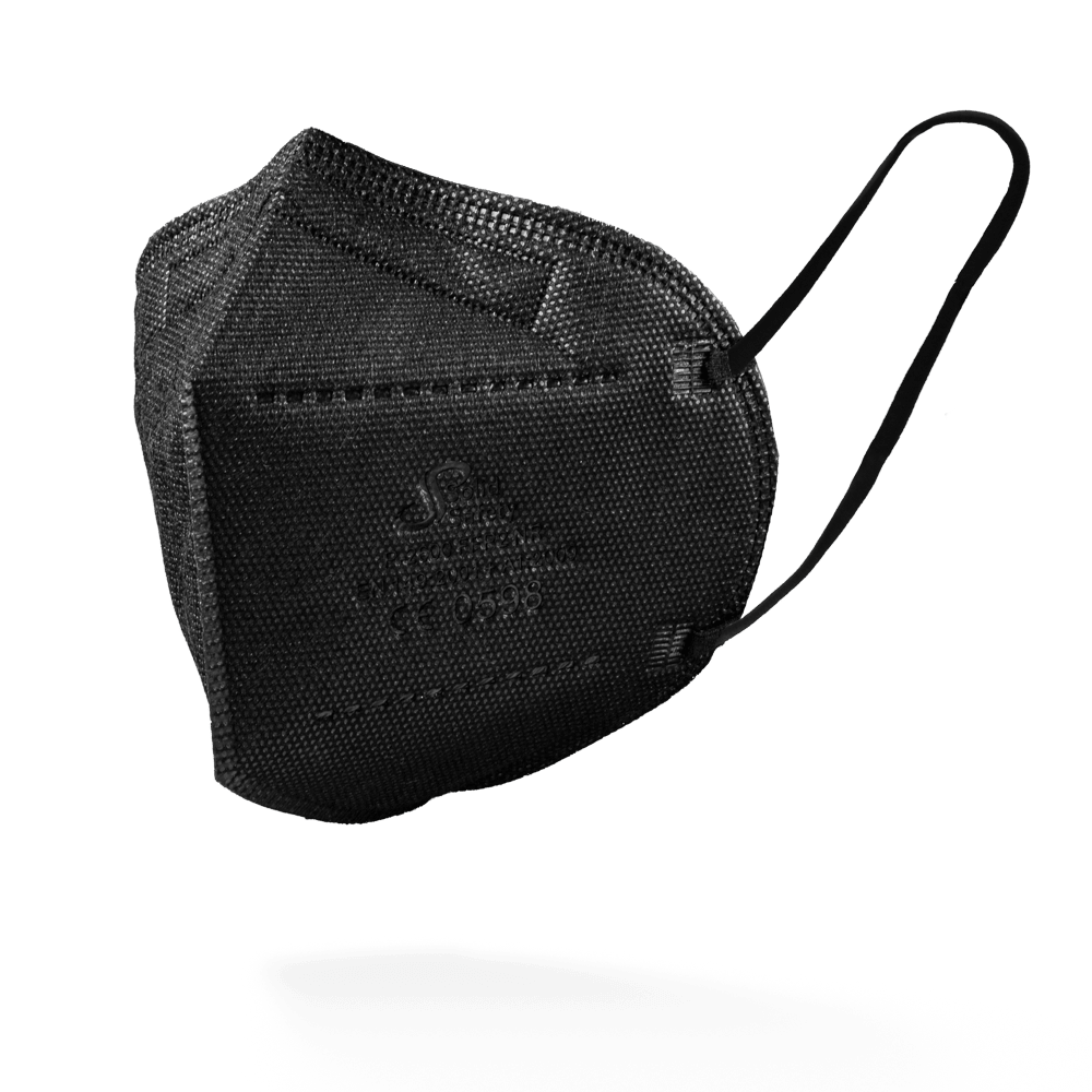 Die SolidSafety Filtrierende Halbmaske FFP2 NR der AMPri Handelsgesellschaft mbH in schwarz steht vor einem schlichten weißen Hintergrund und ist mit Ohrschlaufen und sichtbaren Randnähten versehen.