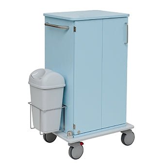 Il carrello di assistenza e lavoro Novocal ha un telaio in metallo azzurro con due porte, una maniglia laterale, grandi ruote grigie su una piattaforma in plastica piena e un bidone della spazzatura attaccato. Raffigurato su uno sfondo bianco.