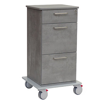 Das Novocal Pflege- und Arbeitswagen Fahrgestell verfügt über einen Vollkunststoffsockel, drei Schubladen mit Metallgriffen, ein Schloss für die obere Schublade und vier Lenkrollen - zwei davon mit roten Feststellern. Marke: Novocal. Packung: 1 Stück.