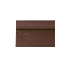 Un rotolo di tovaglia di carta con goffratura damascata della PAPSTAR GmbH con un elegante motivo damascato marrone viene presentato su uno sfondo bianco. La tovaglia di carta strutturata è parzialmente srotolata e mostra il suo design complicato, ideale per decorazioni da tavola sofisticate.