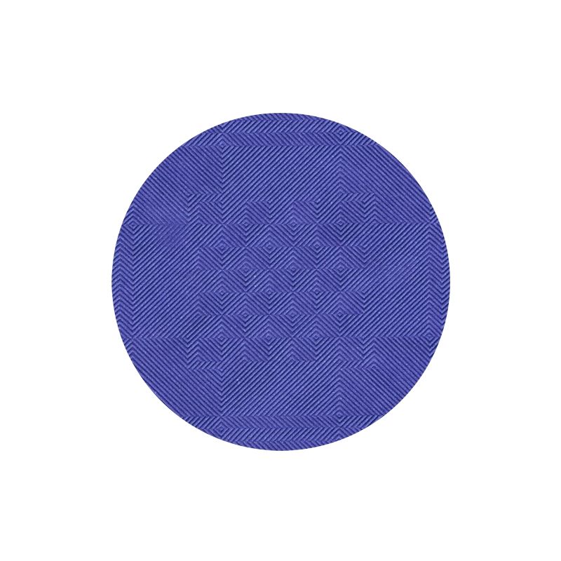 L'articolo, con la sua superficie strutturata con motivi geometrici, somiglia a un'elegante decorazione da tavola, simile alla tovaglia di carta con goffratura damascata della PAPSTAR GmbH.