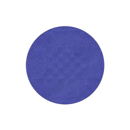 L'articolo, con la sua superficie strutturata con motivi geometrici, somiglia a un'elegante decorazione da tavola, simile alla tovaglia di carta con goffratura damascata della PAPSTAR GmbH.