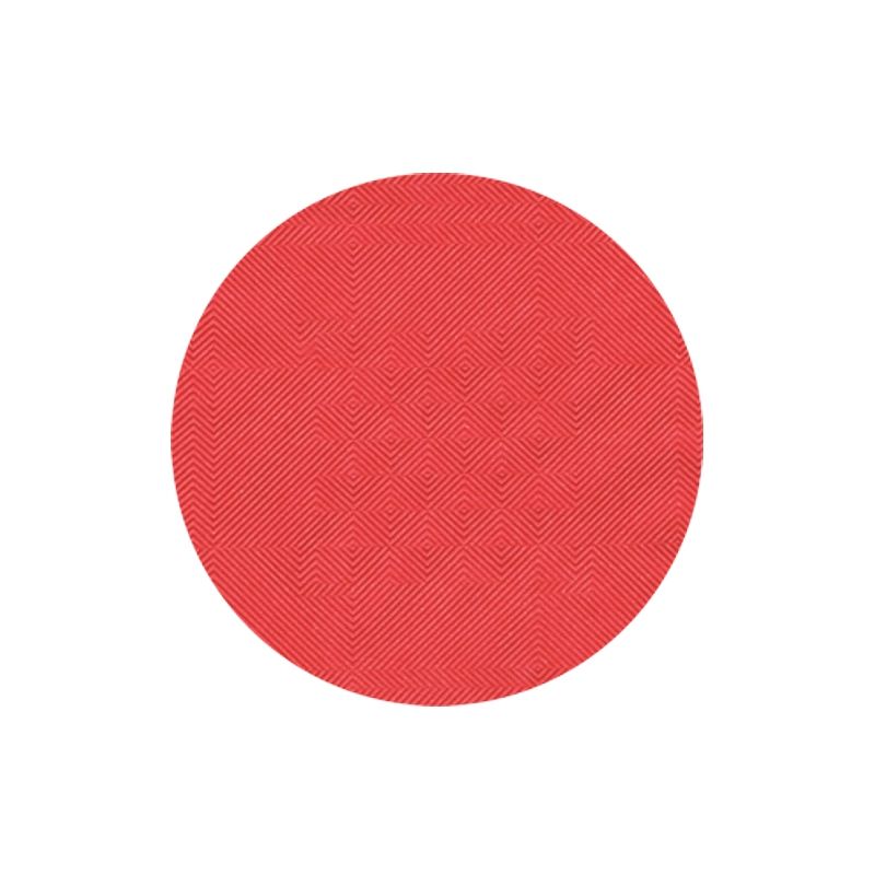 Davanti a uno sfondo bianco si presenta la tovaglia di carta PAPSTAR con goffratura damascata della PAPSTAR GmbH con un disco rosso rotondo con superficie strutturata e motivo a goffratura damascata, perfetto per arricchire la vostra decorazione da tavola.