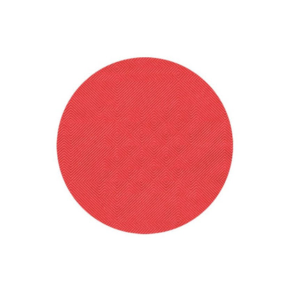 Davanti a uno sfondo bianco si presenta la tovaglia di carta PAPSTAR con goffratura damascata della PAPSTAR GmbH con un disco rosso rotondo con superficie strutturata e motivo a goffratura damascata, perfetto per arricchire la vostra decorazione da tavola.