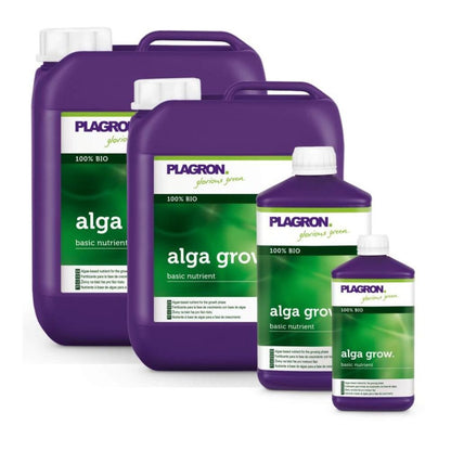 Quattro contenitori con Plagron Alga Grow Fertilizzante naturale per la crescita di Bertels B.V. comprendono due grandi brocche viola e due bottiglie più piccole. Etichette verdi e bianche mostrano "100% Bio" e sottolineano il suo ruolo come nutriente di base importante per il tuo giardino.