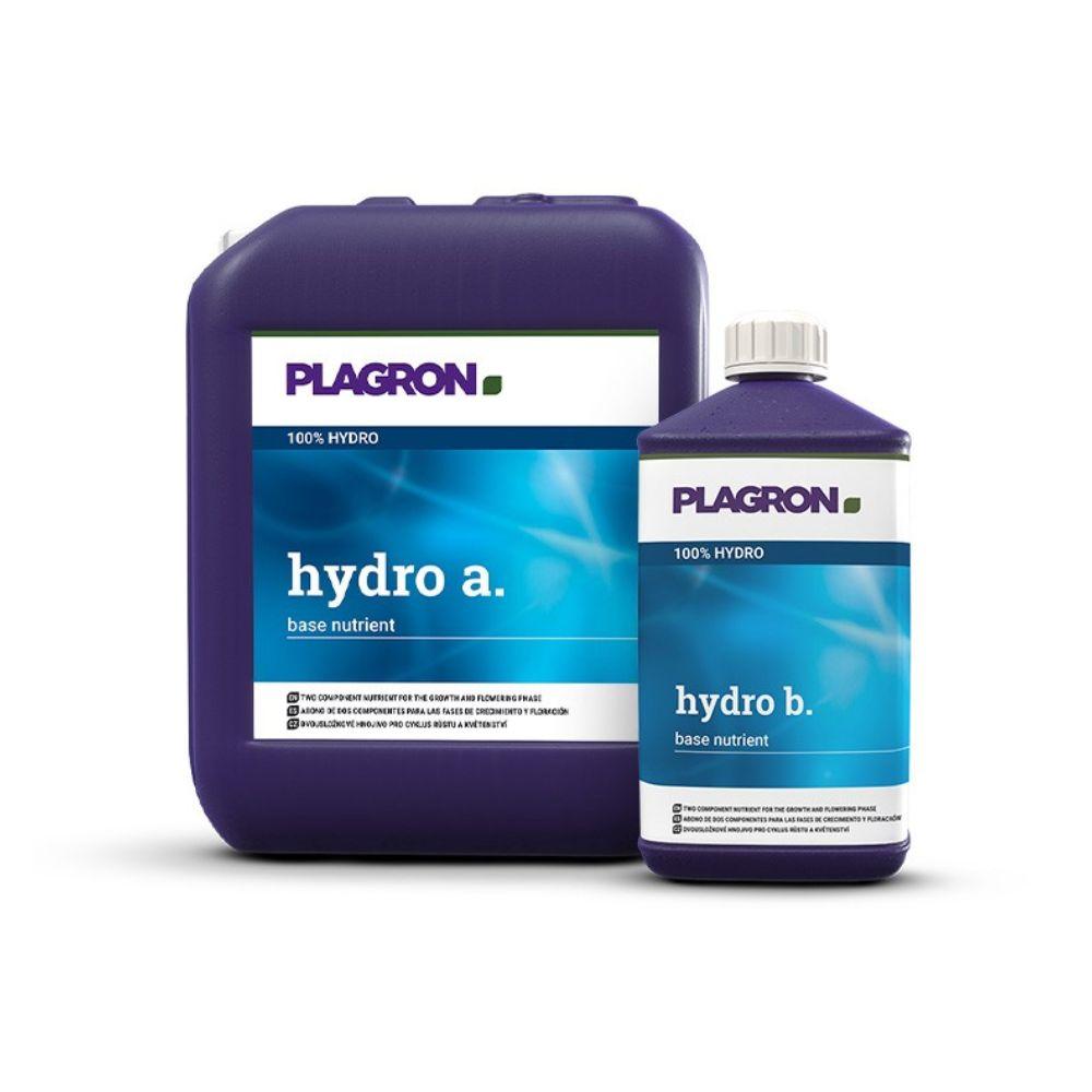 Sono raffigurati due contenitori con il fertilizzante a due componenti Bertels B.V. Plagron Hydro A + B per la fase di fioritura: un „Hydro A“ più grande e un „Hydro B“ più piccolo, entrambi con etichette blu-bianche e informazioni sull'assorbimento dei nutrienti.