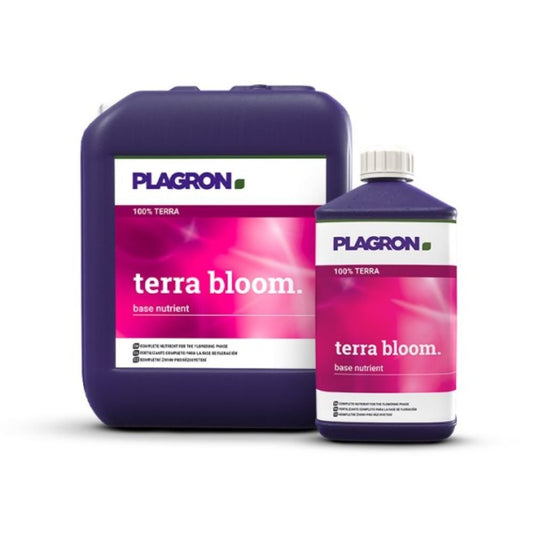 Due contenitori con Plagron Terra Bloom della Bertels B.V. sono posizionati su uno sfondo bianco. Il contenitore più grande, di colore viola scuro, presenta un’etichetta rosa e bianca che riprende il design di quello più piccolo ed è ideale per favorire una fioritura rigogliosa nel vostro giardino.