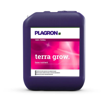 Il Plagron Terra Grow di Bertels B.V. è un grande contenitore viola scuro per la fase di crescita con un'etichetta bianca con accenti rosa e verdi. Contiene istruzioni in caratteri piccoli sul fondo e ha una pratica maniglia per il trasporto in alto.