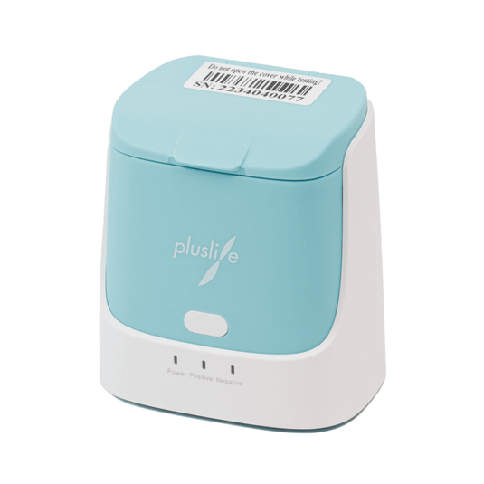 Il dispositivo integrato per il test degli acidi nucleici Pluslife (versione veterinaria) è compatto, di colore turchese chiaro, con un coperchio bianco e il logo “PlusLife”. È dotato di tre spie luminose (alimentazione, positivo, negativo) e di un’etichetta con codice a barre sulla parte superiore. La confezione contiene 1 pezzo.