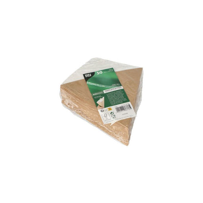 Un set di coni di patatine fritte "pure" PAPSTAR con angolo per salsa, realizzati con materie prime rinnovabili, è confezionato in una pellicola di plastica trasparente. La confezione è dotata di un'etichetta verde con informazioni sul prodotto e codice a barre. I contenitori ToGo triangolari marroni/bianchi misurano 19,5 cm x 16,5 cm e possono contenere fino a 100 g.