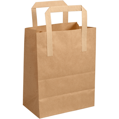 La borsa di carta con manico, marrone di Abena Re-Seller GmbH, è in piedi su uno sfondo bianco. La borsa riciclabile ed ecologica è vuota e ha i lati piegati ordinatamente.