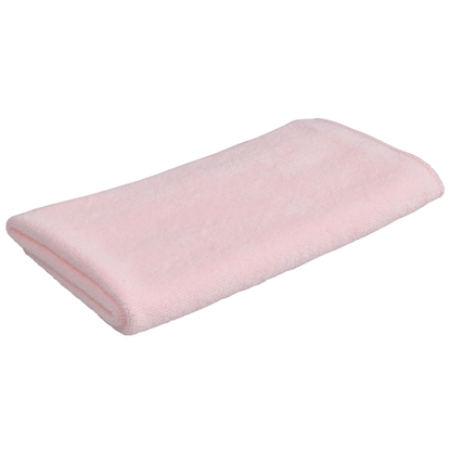 Un panno in microfibra rosa chiaro piegato ENA Soft di Abena Re-Seller GmbH (40x40 cm) con una texture morbida e soffice, perfetto per la pulizia o la cura dell'auto, su uno sfondo bianco semplice.