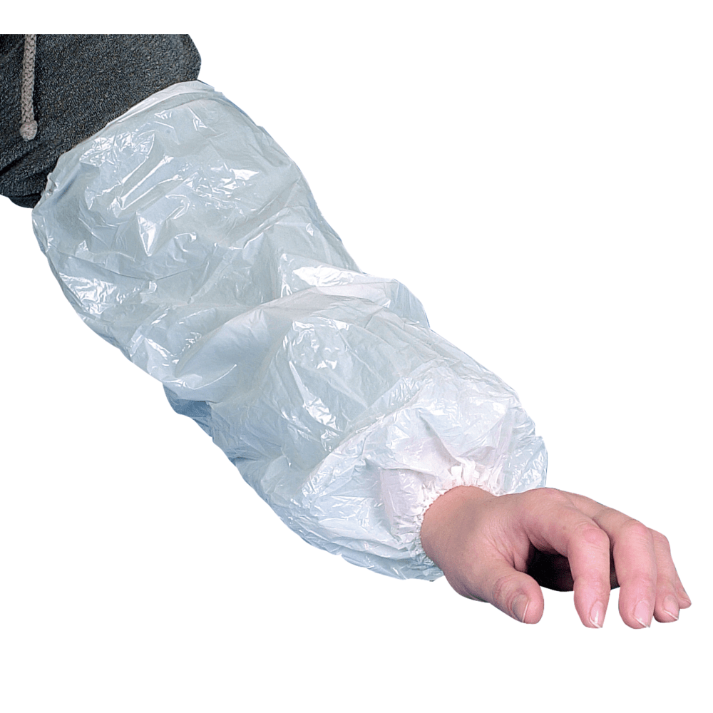 Il braccio di una persona è protetto da un coprimanica Abena (40 cm, 20 my PE, bianco) che si estende dal polso fino sopra il gomito e le cui estremità sono arricciate; la mano rimane libera. Confezione: 100 pezzi. Marca: Abena Re-Seller GmbH.