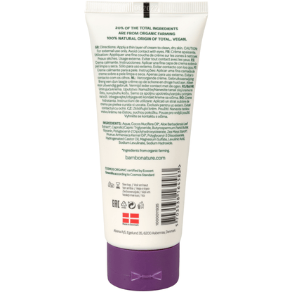 Su un tubo di plastica bianco con tappo viola c'è del testo verde con istruzioni, precauzioni, ingredienti, certificazioni e informazioni di contatto. Al centro dell'etichetta c'è scritto "bamfordnature.com". La crema per la cura Bambo Nature di Abena Re-Seller GmbH è senza coloranti e profumi.