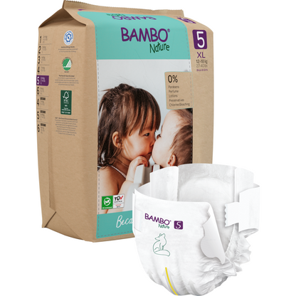 Abgebildet ist eine Packung Bambo Nature Windeln der Abena Re-Seller GmbH, auf der sich zwei Kinder an der Nase fassen. Eine umweltfreundliche Windel der Größe XL 5 ist außerhalb der Packung abgebildet und hebt das nachhaltige Design und die Materialien hervor.