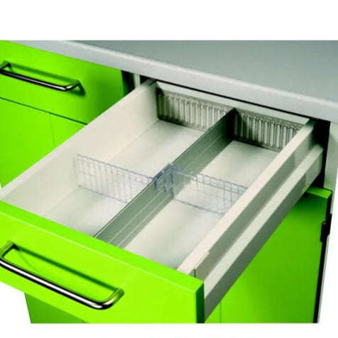 Un cassetto da cucina verde con una maniglia in metallo si apre e mostra un divisore trasversale Novocal per cassetto (170 mm), un organizer in plastica bianca regolabile di Novocal, ideale per organizzare i cassetti. L'armadio è verde e il piano di lavoro è grigio.